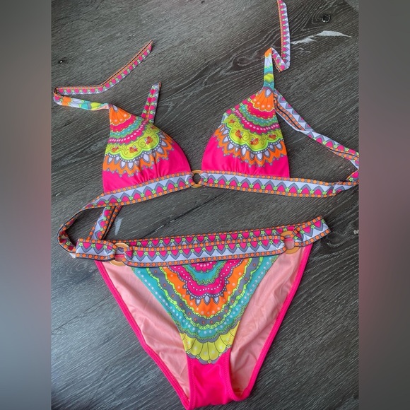 Victoria’s Secret Bikini - Picture 2 of 4